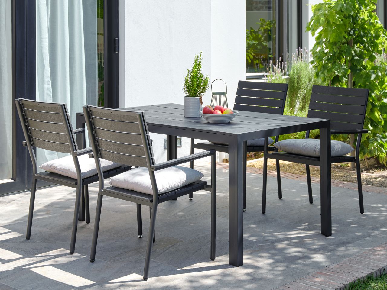 MADERUP L150 bord svart + 4 PADHOLM stol svart JYSK