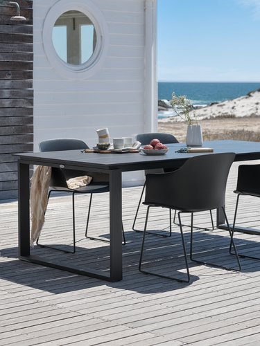 KOPERVIK Μ215 τραπέζι γκρι + 4 SANDVED καρέκλες μαύρο