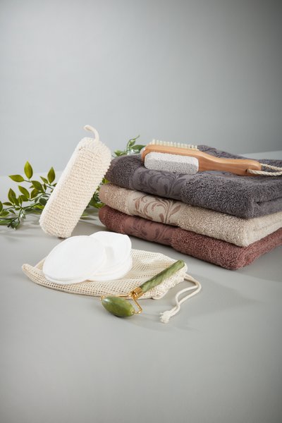 Spazzolina per unghie e peeling VALJE in legno Schima