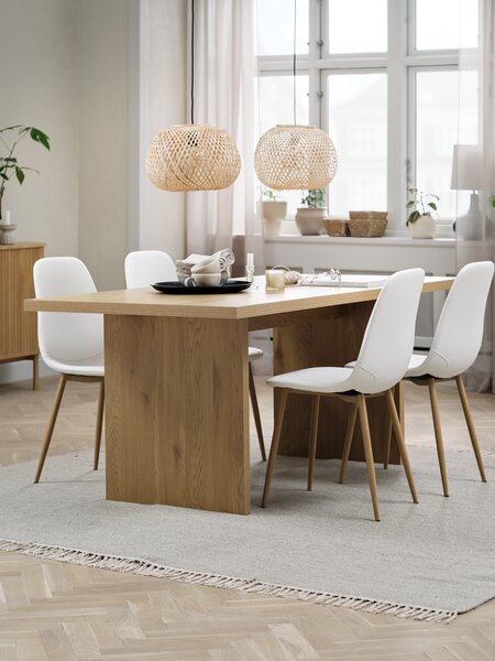 Mesa MUNKEBY L180 roble cálido + 4 sillas JONSTRUP blanco