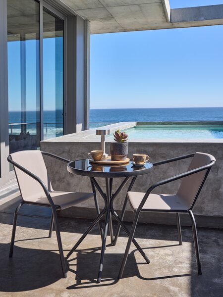 Silla apilable MODUM arena oscuro