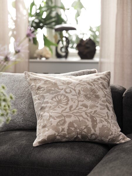 Pynteputetrekk ROSE 50x50 beige/mørk sand